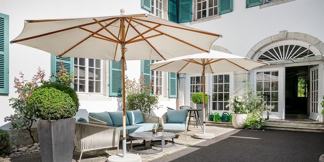 Das Restaurant Attisholz AG mit Sonnenschirmen von Glatz mit Teakholzgestellt. 
