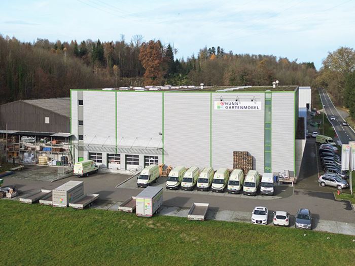 Das grosse Lagergebäude von Hunn Gartenmöbel AG in Bremgarten. 