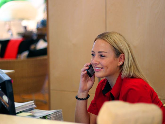 Eine Mitarbeiterin von Hunn Gartenmöbel AG an einer telefonischen Beratung.